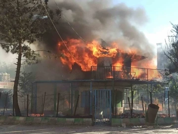 Diyarbakır Alışveriş Merkezi’nin güvenlik kulübesi alevlere teslim oldu
