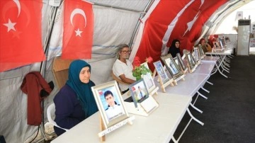 Diyarbakır anneleri bayramı çocuklarına kavuşma ümidiyle karşılıyor