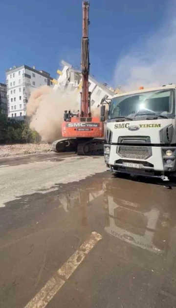 Diyarbakır’da ağır hasarlı bina yıkım sırasında aniden çöktü
