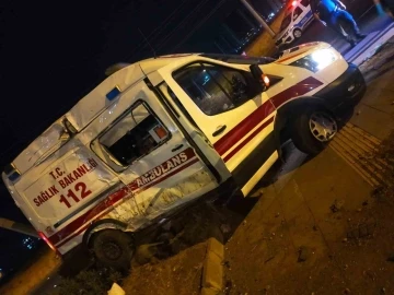 Diyarbakır’da ambulans ile belediye otobüsü çarpıştı: 3 yaralı