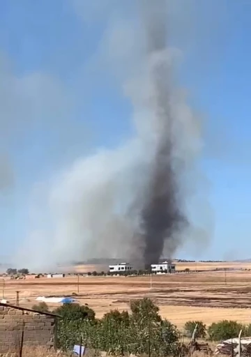 Diyarbakır’da anız yangını sonrası hortum oluştu
