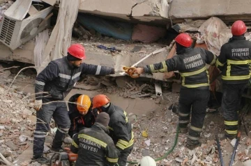 Diyarbakır’da arama ve kurtarma ekipleri gıda ihtiyaçlarını enkaz başında gideriyor
