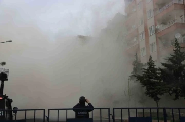 Diyarbakır’da bir kısmı yıkılan bina çöktü
