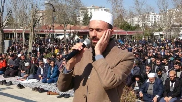 Diyarbakır’da depremde hayatını kaybedenler için gıyabi cenaze namazı kılındı
