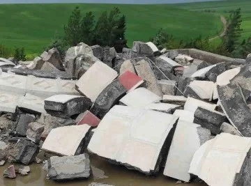 Diyarbakır’da fırtına minareleri yıktı, çatılar uçtu