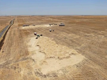 Diyarbakır’da hava sıcaklığı 35 derece üzeri gösterirken onlar tonlarca saman presliyor
