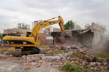 Diyarbakır’da kamulaştırılan iki yapının yıkımı yapıldı
