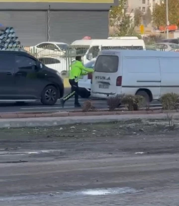 Diyarbakır’da trafik polisi, aracı arızalanan sürücüye yardım etti
