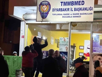 Diyarbakır’da uyuşturucu ile mücadele derneğinde silahlı kavga: 2 yaralı
