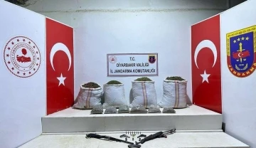 Diyarbakır’da uyuşturucu operasyonu: 74 kilogram esrar ile çok sayıda silah ele geçirildi
