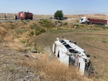 Diyarbakır’da yolcu minibüsü ile pikap çarpıştı: 1’i çocuk 3’ü ağır 14 yaralı
