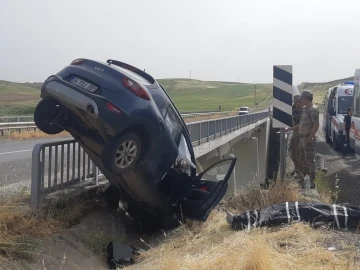 Diyarbakır feci kaza: Otomobil köprüde asılı kaldı, 1 kişi öldü, 3 kişi yaralandı