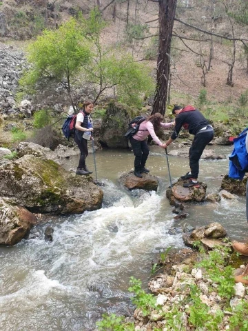 Doğa yürüyüşçüleri Zahran Vadisi’nde eşsiz manzaraları fotoğrafladı
