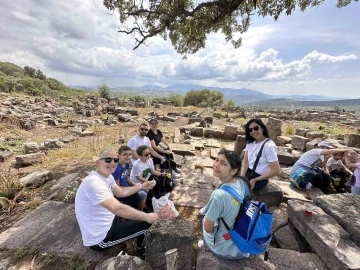 Doğaseverler Aigai’de yürüyüş yaptı
