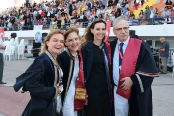 Bursa'da doktorluğa ilk adımı atan öğrenciler mezuniyet heyecanını yaşadı