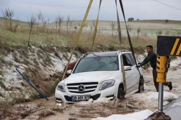 Dolu yağışından dolayı kayan otomobil su kanalına düştü
