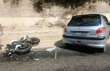 Domaniç’te motosiklet ile otomobilin çarpışması sonucu 2 kişi yaralandı
