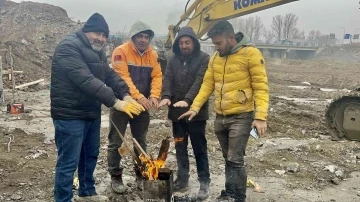 Dondurucu soğukta çalışan işçiler ateş yakıp ısındı
