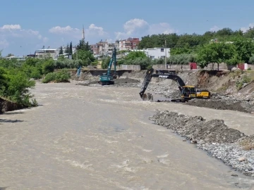 Dörtyol’da kuvvetli yağışla taşan derede ıslah çalışmaları sürüyor
