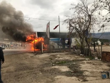 21 yolcuyu alevlerin arasında kalmaktan son anda kurtuldu