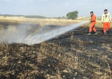 Dumlupınar’da tarım arazisindeki yangın büyümeden söndürüldü
