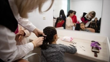 Dünya Kadınlar Günü'nde öğrenci yurdunda kalan depremzede kadınlara kuaför hizmeti