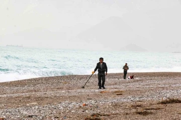 Dünyaca ünlü sahilde, tatilcilerin yerini defineciler aldı
