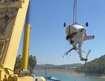 Düşen helikopterin enkazı kıyıya çıkartıldı
