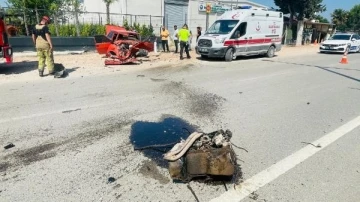 Duvara çarpan otomobilin motoru koptu, sürücüsü yola fırladı; kaza kamerada 