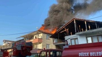 Düzce’de çıkan yangında metruk ev ve iki binanın çatısı yandı