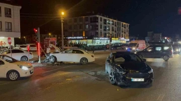 Düzce’de ışıklı kavşakta 2 araç çarpıştı: 4 yaralı
