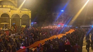 Düzce’de on binlerce kişi Cumhuriyet Bayramı’nı fener alayı ile kutladı