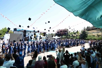 Düzce Üniversitesi’nde mezuniyet heyecanı yaşandı
