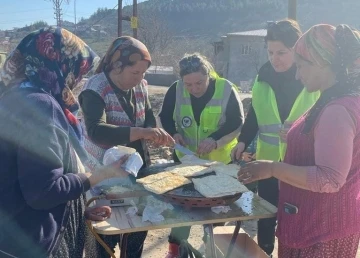 Düzceli kadınlar deprem bölgesinde gözleme yaptı
