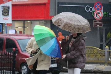 Edirne’de aniden bastıran yağış zor anlar yaşattı
