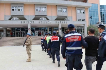 Jandarma ekipleri 105 şüpheli şahsı kıskıvrak yakaladı