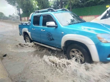 Edirne’de sağanak etkili oldu, yollar kısa sürede göle döndü
