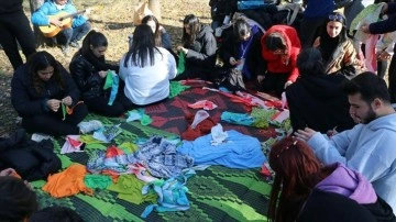 Öğrenciler sahipsiz hayvanlar için atık kumaşlardan battaniye yaptı