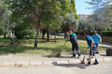 Efeler’in yeşil ekipleri, bahar temizliğini sürdürüyor
