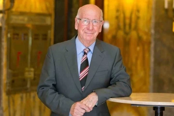 Efsane İngiliz futbolcu Sir Bobby Charlton hayatını kaybetti
