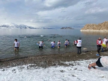 Eksi 5 derecede Van Gölü’nün serin sularına girdiler
