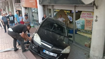 El frenini çekmeyi unuttuğu araç ortalığı birbirine kattı