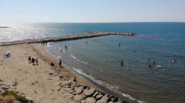 El Nino sıcağından bunalan vatandaşlar, Akdeniz’de serinliyor
