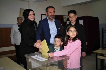 Elazığ Belediye Başkanı Şerifoğulları, TOOG ile geldiği okulda oyunu kullandı
