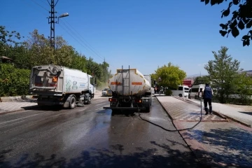 Elazığ Belediyesi, temizlik çalışmalarını sürdürüyor
