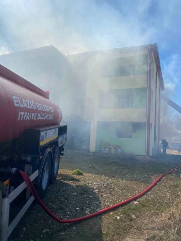 Elazığ’da 3 katlı binada korkutan yangın
