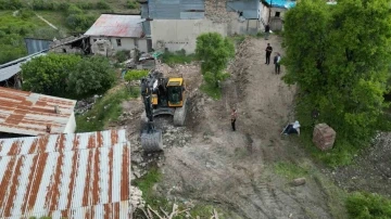 Elazığ’da ağır hasarlı yapıların yıkımı başladı
