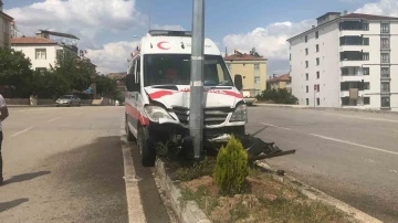 Elazığ’da ambulans aydınlatma direğine çaptı
