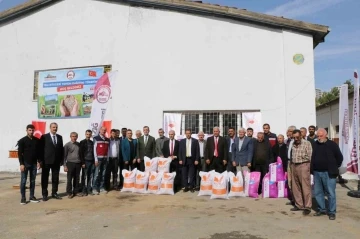 Elazığ’da bin 250 çiftçiye 1.8 milyon liralık yem bitkisi dağıtıldı
