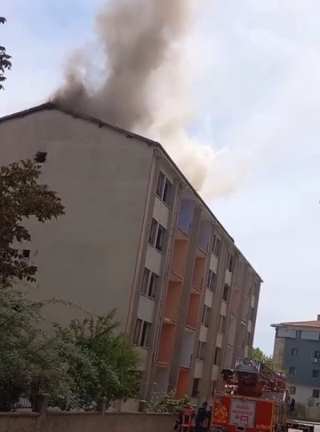 Elazığ’da çatı yangını büyümeden söndürüldü
